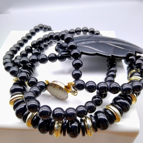 Unique Vintage Black Lucite Beads Necklace with Gold Tone Spacers and Carved Lea - Picture 3 of 3